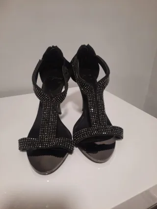 Sandalias de tacón con pedrería