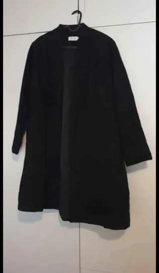 Abrigo negro con cinturón