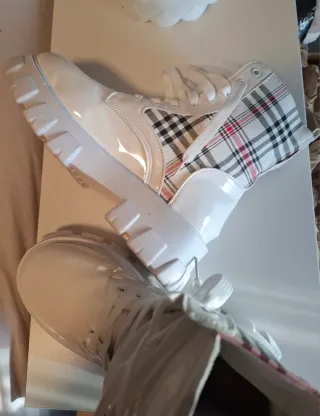 Botas blancas con estampado de cuadros