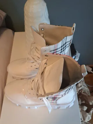 Botas blancas con estampado de cuadros