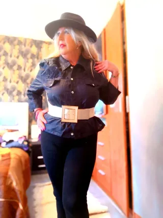 Camisa negra bordada con espalda transparente