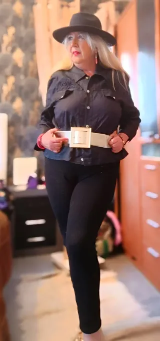 Camisa negra bordada con espalda transparente