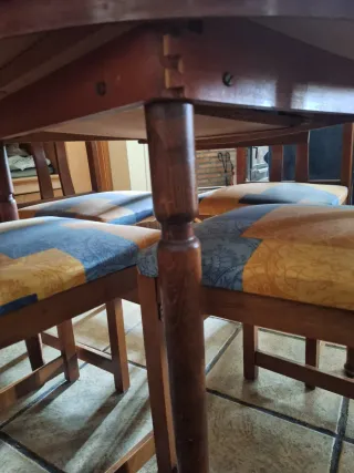 Mesa extensible madera maciza + 4 sillas