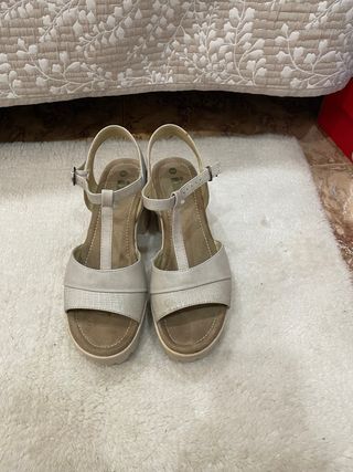 Sandalias beige tacón ancho