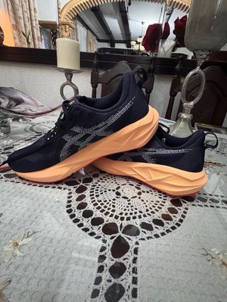 Asics Novablast 5 Negro/Naranja
