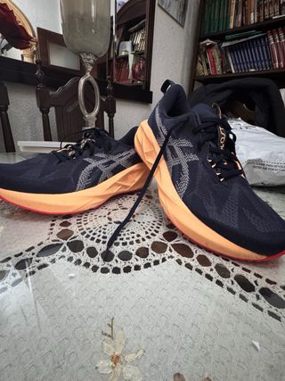 Asics Novablast 5 Negro/Naranja