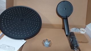 Ducha negra con estante y accesorios