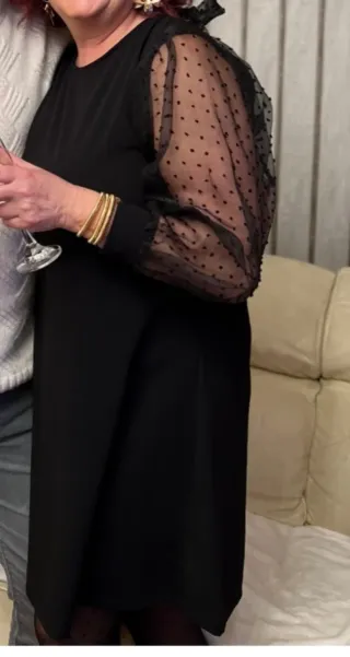 Vestido negro con mangas de tul plumeti