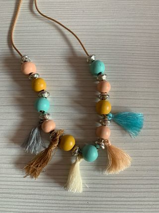 Collar de cuentas y borlas