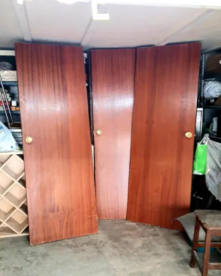 Puertas interiores madera con tiradores y bisagras