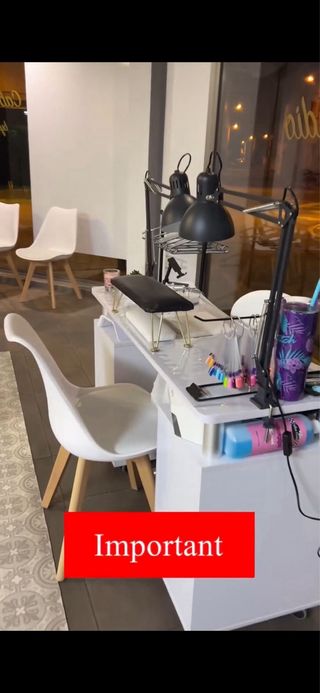 Mesa y silla para salón de belleza