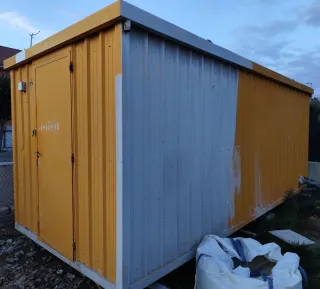 Caseta de obra amarilla