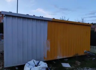 Caseta de obra amarilla