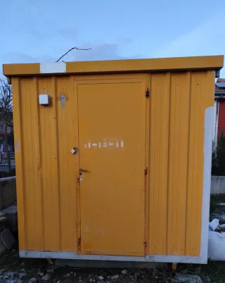 Caseta de obra amarilla