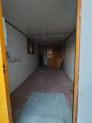 Caseta de obra amarilla