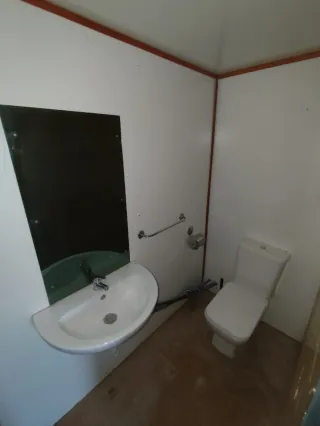 Caseta de obra amarilla