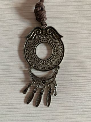 Collar con colgante tribal