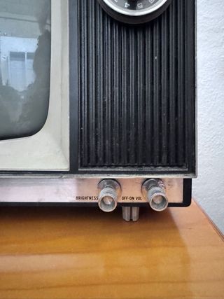 Televisor Vintage Sharp Beige/Negro