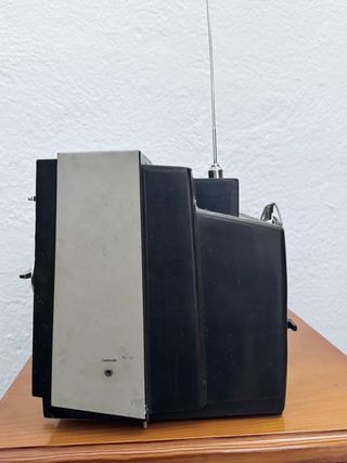 Televisor Vintage Sharp Beige/Negro