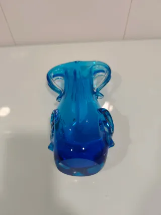 Jarrón de cristal azul con asas