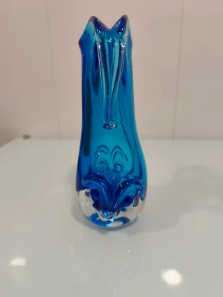 Jarrón de cristal azul con asas