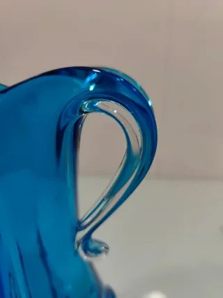 Jarrón de cristal azul con asas