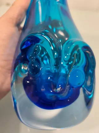 Jarrón de cristal azul con asas