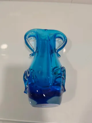 Jarrón de cristal azul con asas