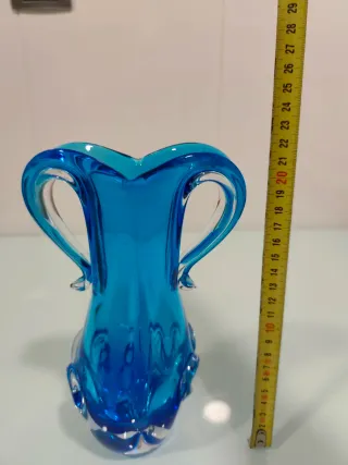 Jarrón de cristal azul con asas