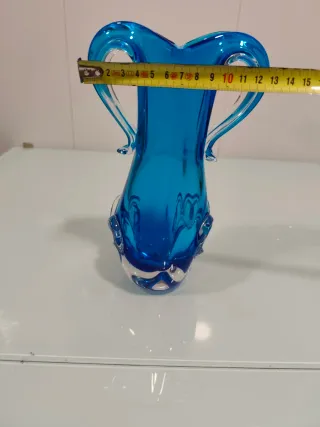 Jarrón de cristal azul con asas