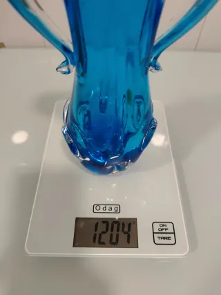 Jarrón de cristal azul con asas