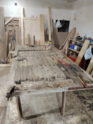 Puerta madera rústica con herrajes