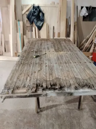 Puerta madera rústica con herrajes