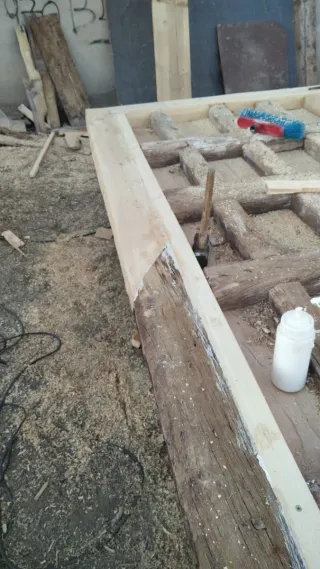 Puerta madera rústica con herrajes