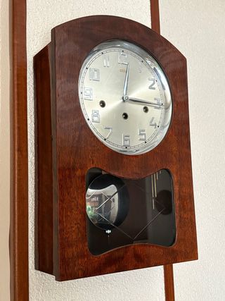 Reloj de pared antiguo SARS muy cuidado.