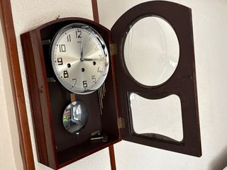 Reloj de pared antiguo SARS muy cuidado.