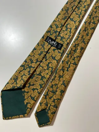 Corbata floral amarilla y verde