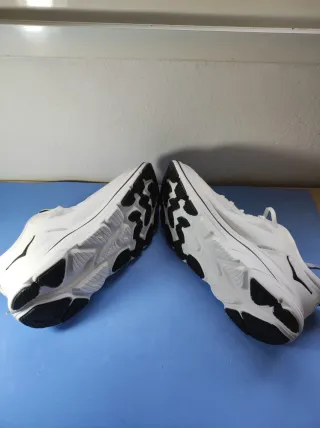 Zapatillas Hoka Blancas y Negras