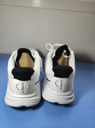 Zapatillas Hoka Blancas y Negras