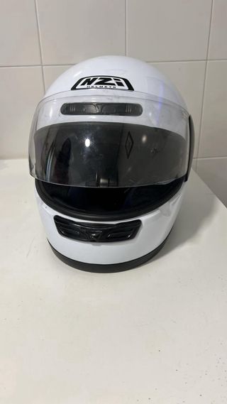 Casco de moto blanco y casco de moto negro