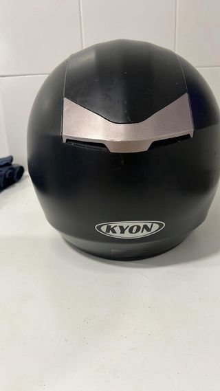 Casco de moto blanco y casco de moto negro