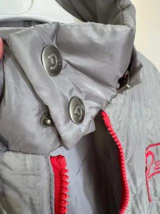 Chaqueta deportiva hombre gris y rojo