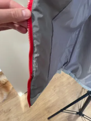 Chaqueta deportiva hombre gris y rojo