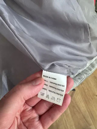 Chaqueta deportiva hombre gris y rojo