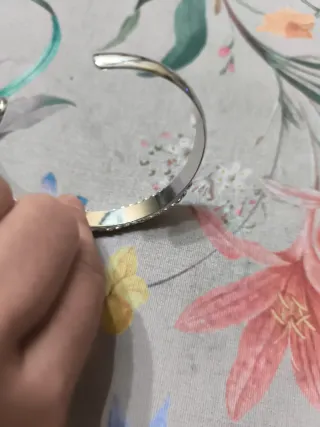 Brazalete plateado con diseño floral