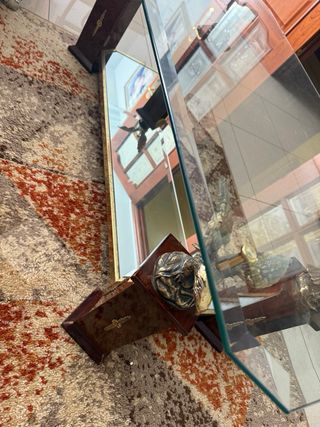 Mesa de centro cristal con detalles de aguilas.