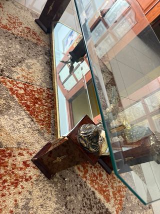 Mesa de centro cristal con detalles de aguilas.