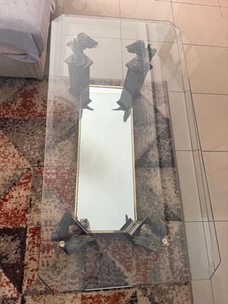Mesa de centro cristal con detalles de aguilas.