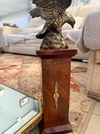 Mesa de centro cristal con detalles de aguilas.