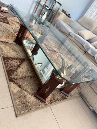 Mesa de centro cristal con detalles de aguilas.